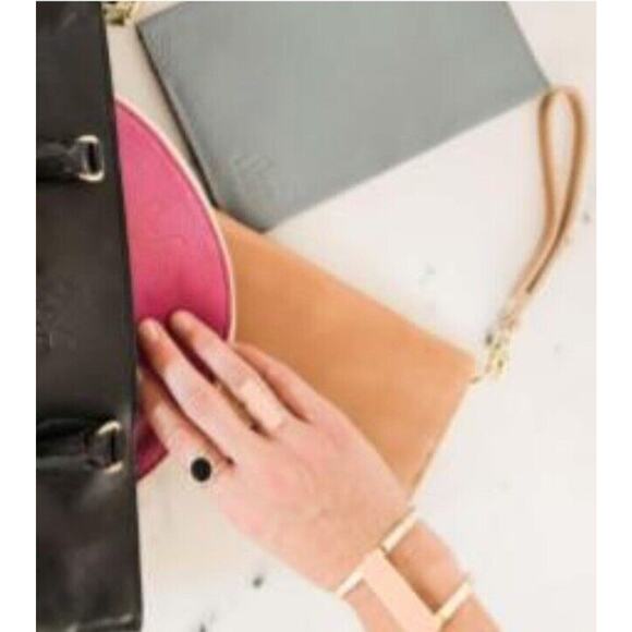 Sseko Wristlet Clip And Leather Strap In Carmel 6.5” Gold Tone Hardware NEW - Picture 2 of 2